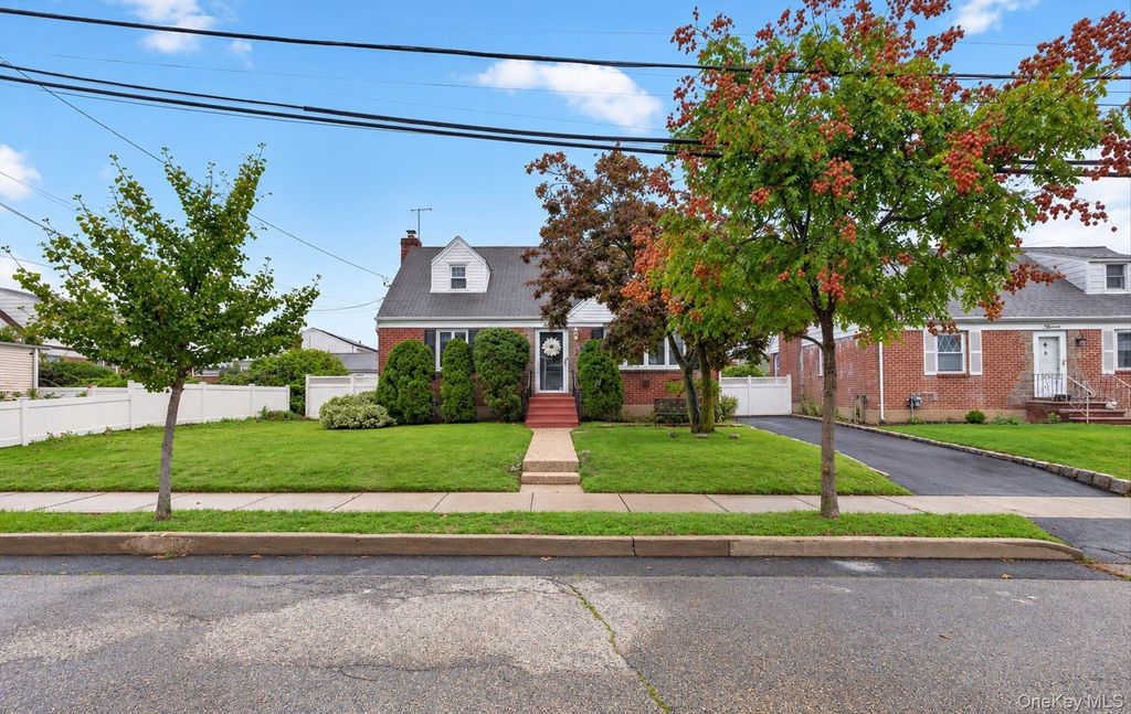 11 White Street, Valley Stream, NY 11580 — exterior
