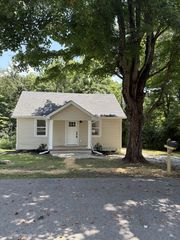 1001 Kendrick St, Clarksville, TN 37043