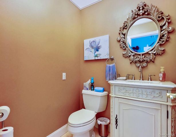 17 Tappanwood Drive, Locust Valley, NY 11560