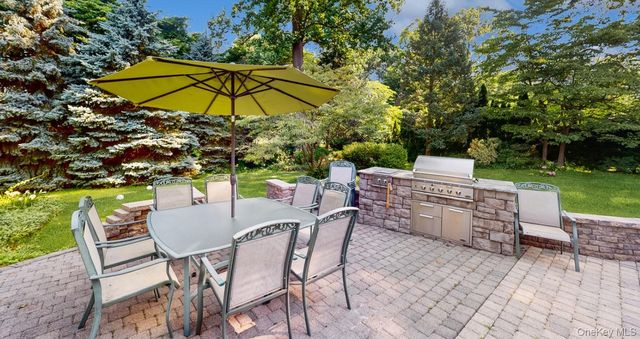 17 Tappanwood Drive, Locust Valley, NY 11560