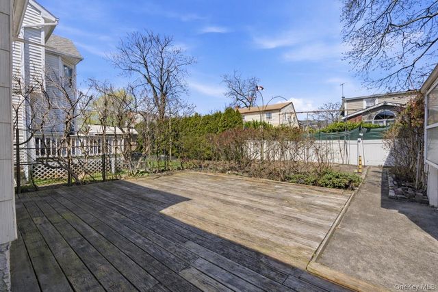 150 Hughes Place, Albertson, NY 11507