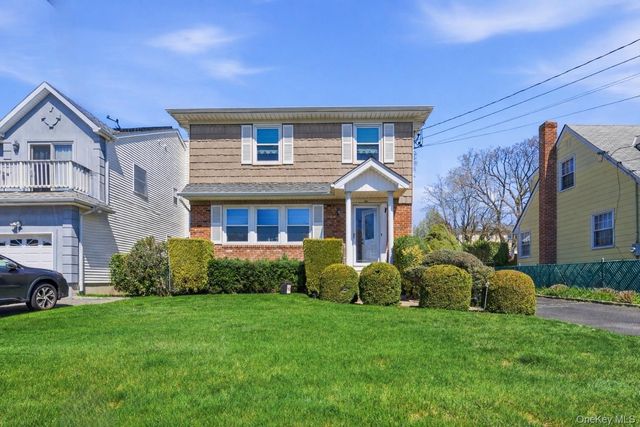 150 Hughes Place, Albertson, NY 11507