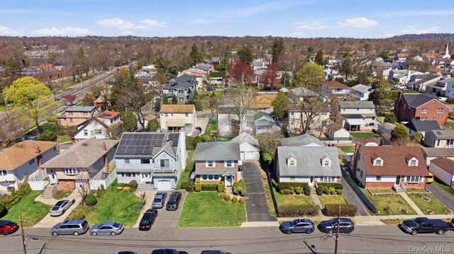 150 Hughes Place, Albertson, NY 11507