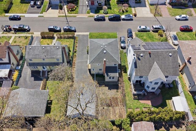 150 Hughes Place, Albertson, NY 11507