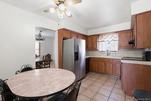 150 Hughes Place, Albertson, NY 11507