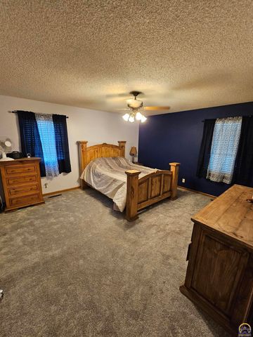 2925 Rio Vista Dr, Emporia, KS 66801