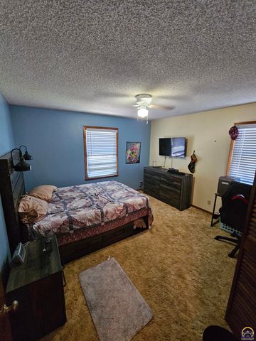 2925 Rio Vista Dr, Emporia, KS 66801