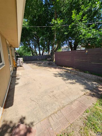 2925 Rio Vista Dr, Emporia, KS 66801