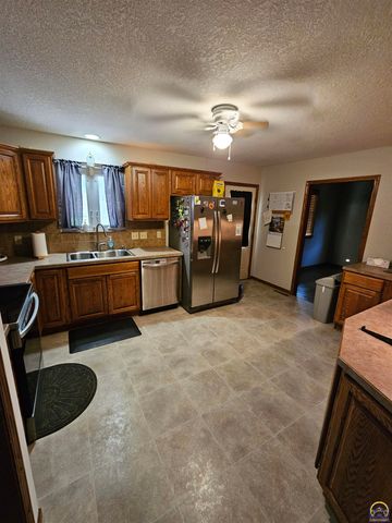 2925 Rio Vista Dr, Emporia, KS 66801