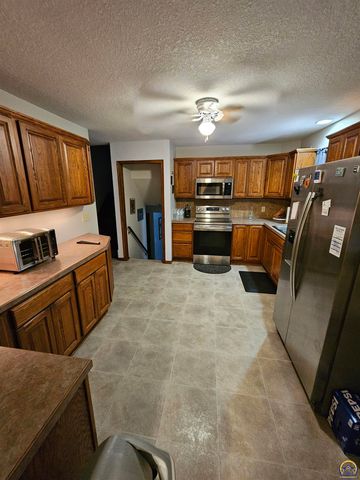 2925 Rio Vista Dr, Emporia, KS 66801