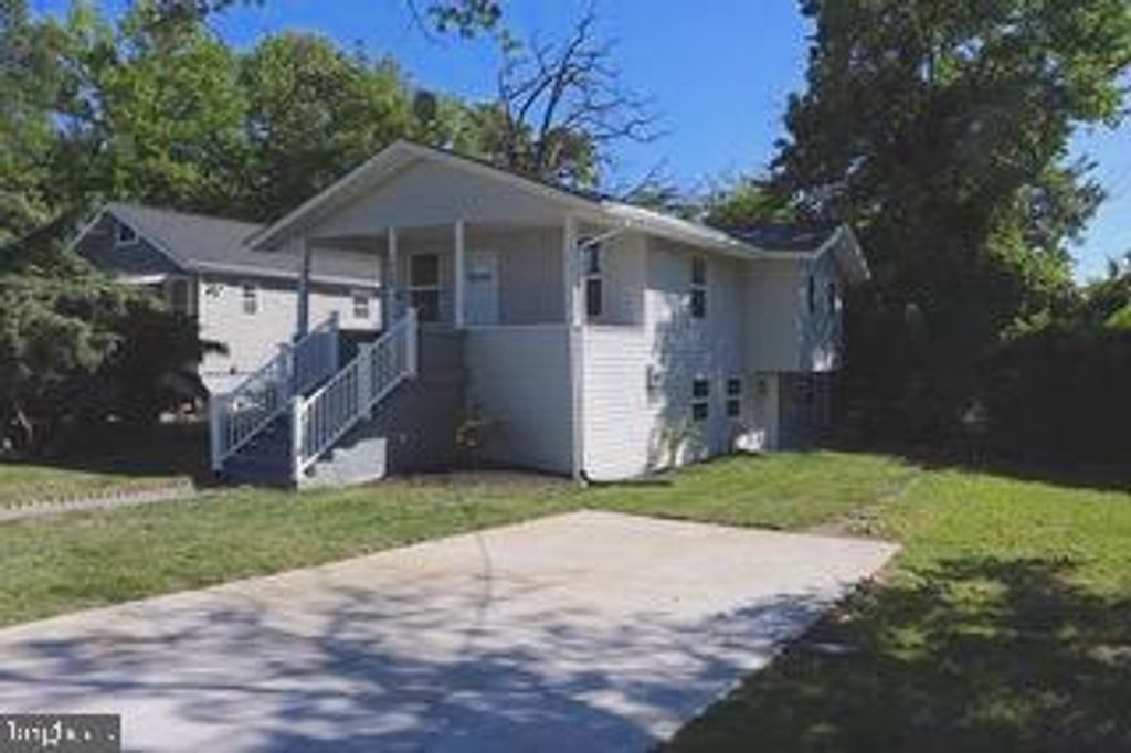 Image 2 of property listing at 1528 HUNT AVE, Landover, MD 20785