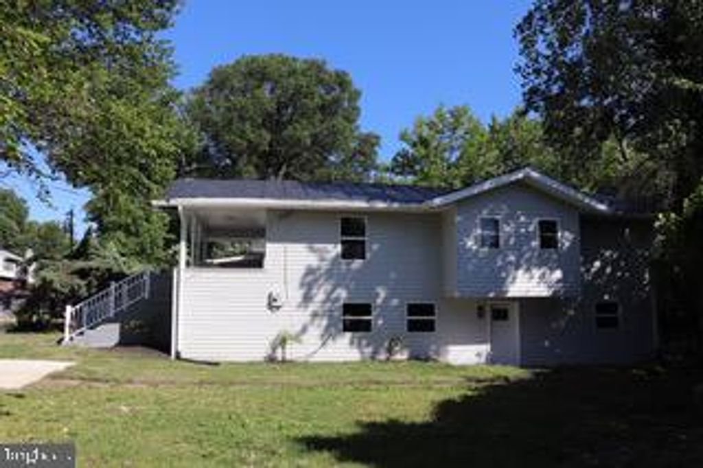 Image 3 of property listing at 1528 HUNT AVE, Landover, MD 20785