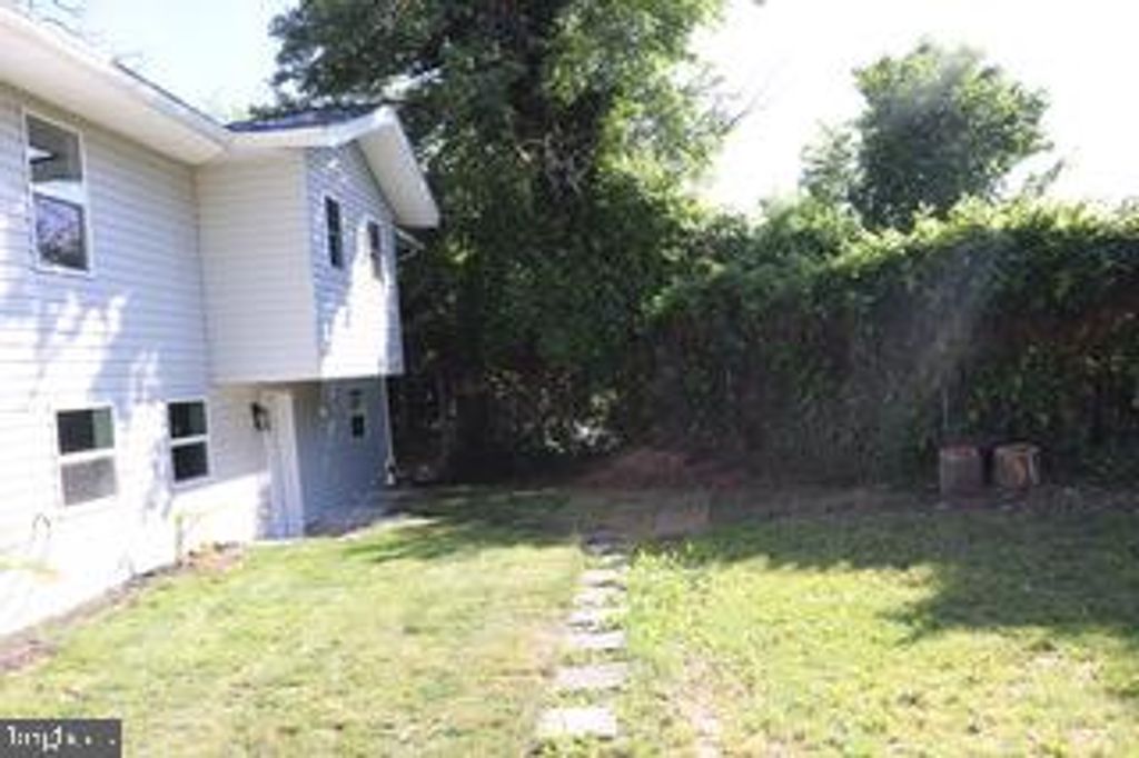 Image 4 of property listing at 1528 HUNT AVE, Landover, MD 20785