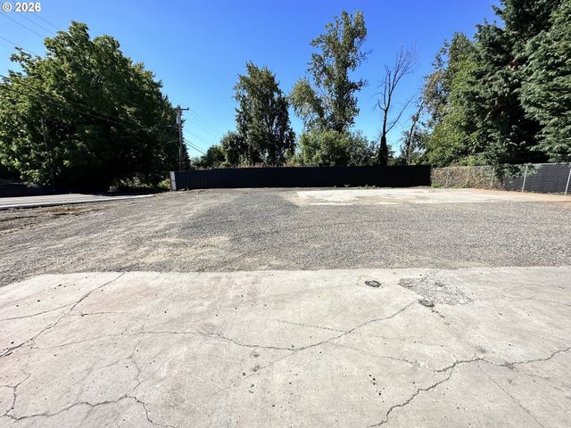 306 N BRIDGETON Rd, Portland, OR 97217