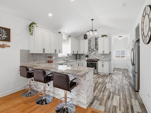 8566 S 83rd Avenue, Hickory Hills, IL 60457