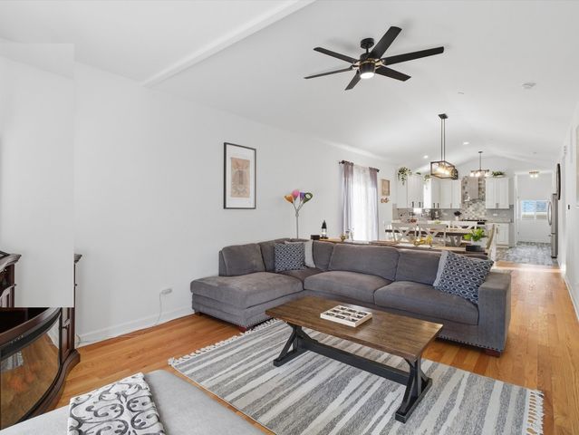 8566 S 83rd Avenue, Hickory Hills, IL 60457