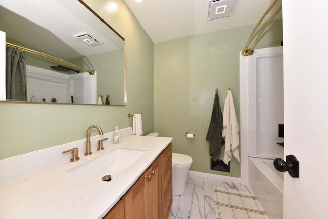 6100 W Hustis STREET, Milwaukee, WI 53223