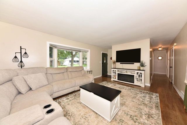 6100 W Hustis STREET, Milwaukee, WI 53223