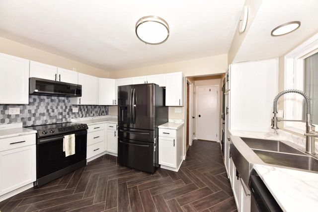 6100 W Hustis STREET, Milwaukee, WI 53223