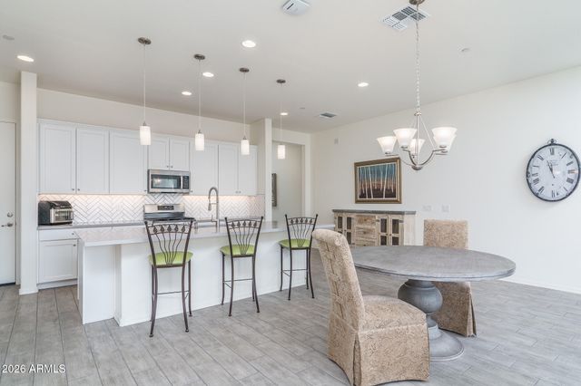 1963 W DESERT HOLLOW Drive, Phoenix, AZ 85085