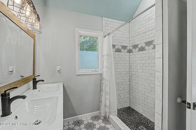 66 S Robertson Road, Hernando, MS 38632