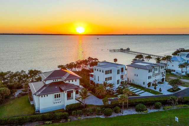 7683 Pelican Pointe Drive, Jensen Beach, FL 34957