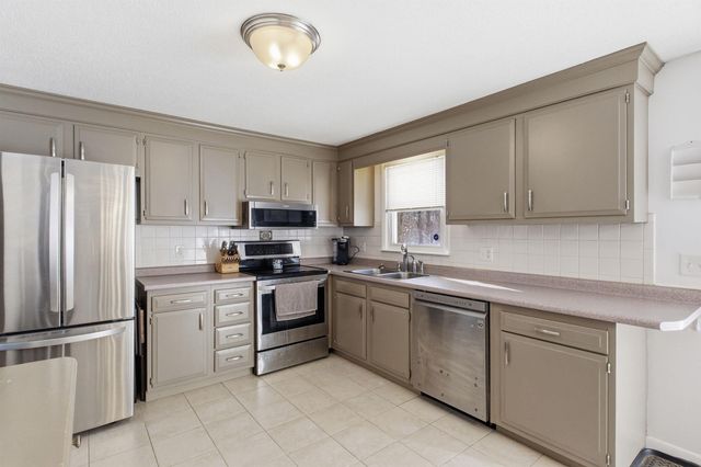 19 Sherwood Road, Londonderry, NH 03053