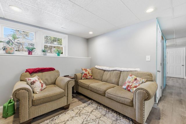 19 Sherwood Road, Londonderry, NH 03053