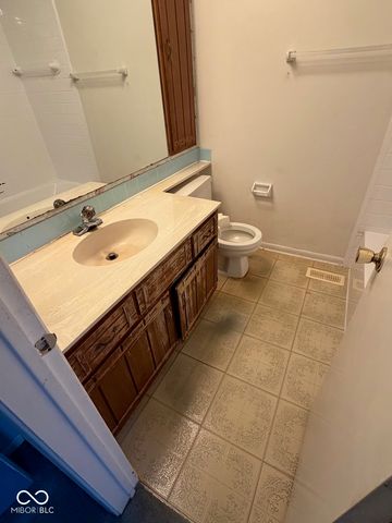 8104 Bromley Place, Indianapolis, IN 46219