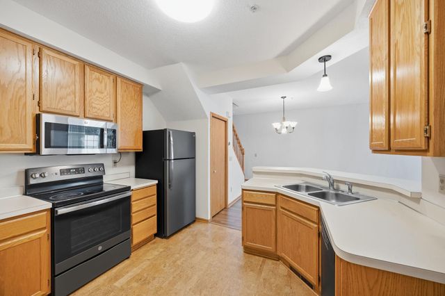 2280 Ranchview Lane N 27, Plymouth, MN 55447