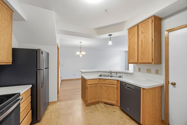2280 Ranchview Lane N 27, Plymouth, MN 55447