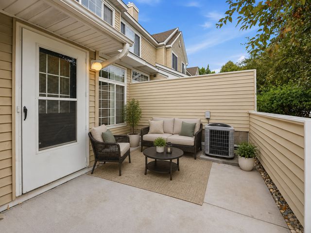 2280 Ranchview Lane N 27, Plymouth, MN 55447