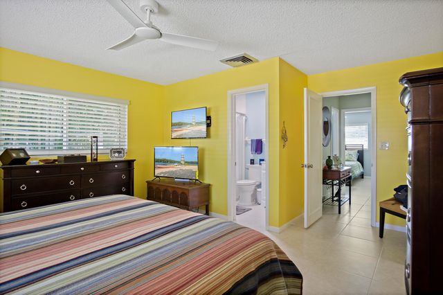 9464 SE Saturn Street, Hobe Sound, FL 33455