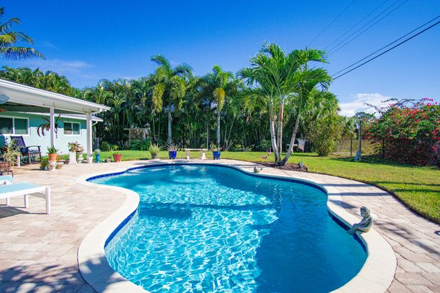 9464 SE Saturn Street, Hobe Sound, FL 33455