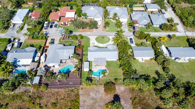 9464 SE Saturn Street, Hobe Sound, FL 33455
