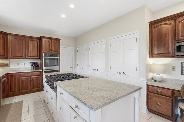 1070 Saint Mellion Dr, Collier Twp, PA 15142