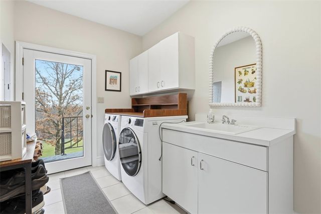 1070 Saint Mellion Dr, Collier Twp, PA 15142