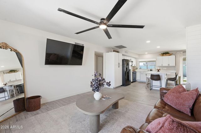 2109 W ORAIBI Drive, Phoenix, AZ 85027