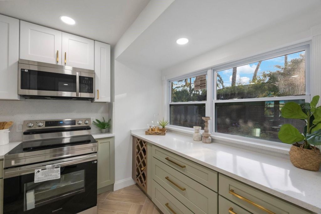 Image 11 of property listing at 2649 46TH STREET S, Gulfport, FL 33711