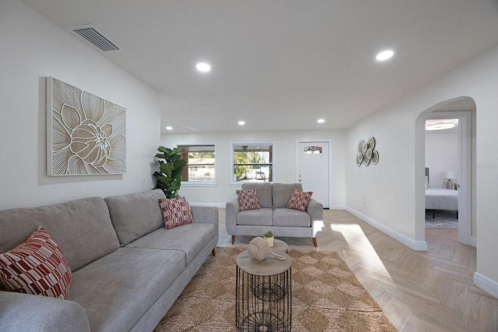 Image 7 of property listing at 2649 46TH STREET S, Gulfport, FL 33711