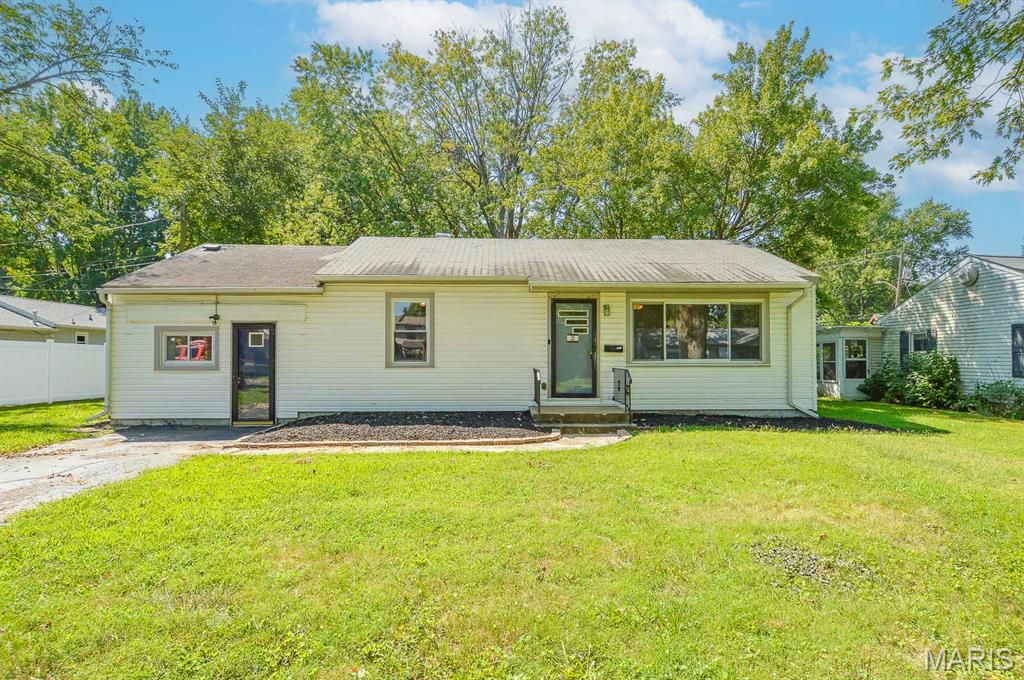 2 Manas Drive, Belleville, IL 62226