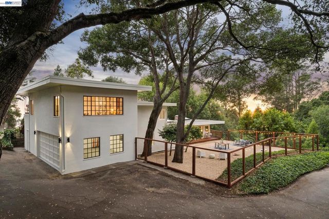 1055 STERLING AVENUE, Berkeley, CA 94708