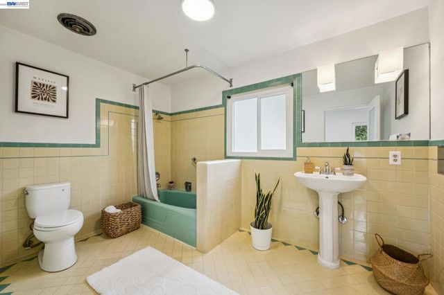 1055 STERLING AVENUE, Berkeley, CA 94708