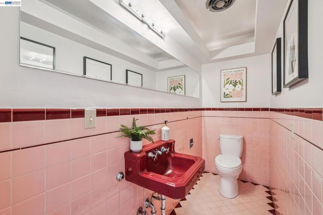 1055 STERLING AVENUE, Berkeley, CA 94708