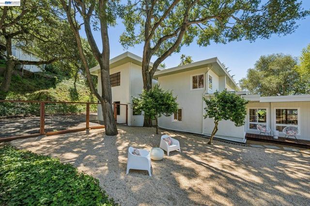 1055 STERLING AVENUE, Berkeley, CA 94708