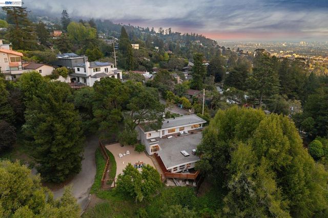 1055 STERLING AVENUE, Berkeley, CA 94708
