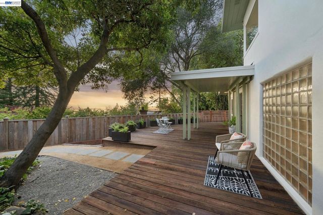 1055 STERLING AVENUE, Berkeley, CA 94708