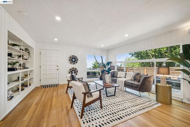 1055 STERLING AVENUE, Berkeley, CA 94708
