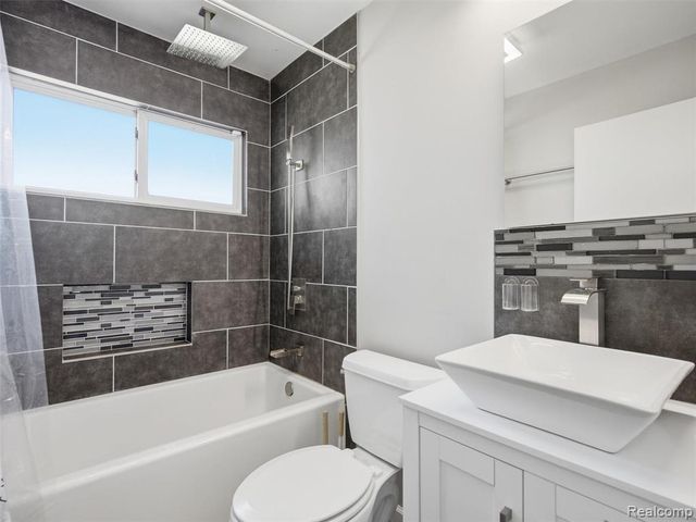 8919 Louise Street, Livonia, MI 48150