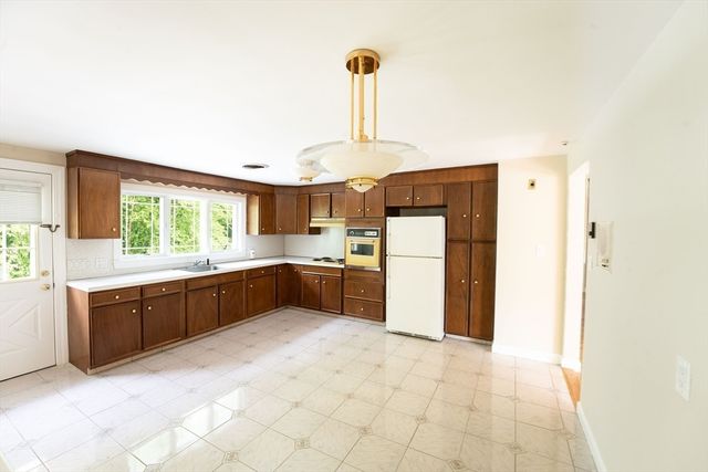 5 Albemarle Rd, Norwood, MA 02062
